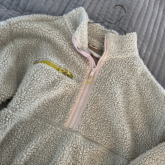 Levi’s Cozy Cream Sherpa Fleece with Yellow Accents - Picture 4 of 4